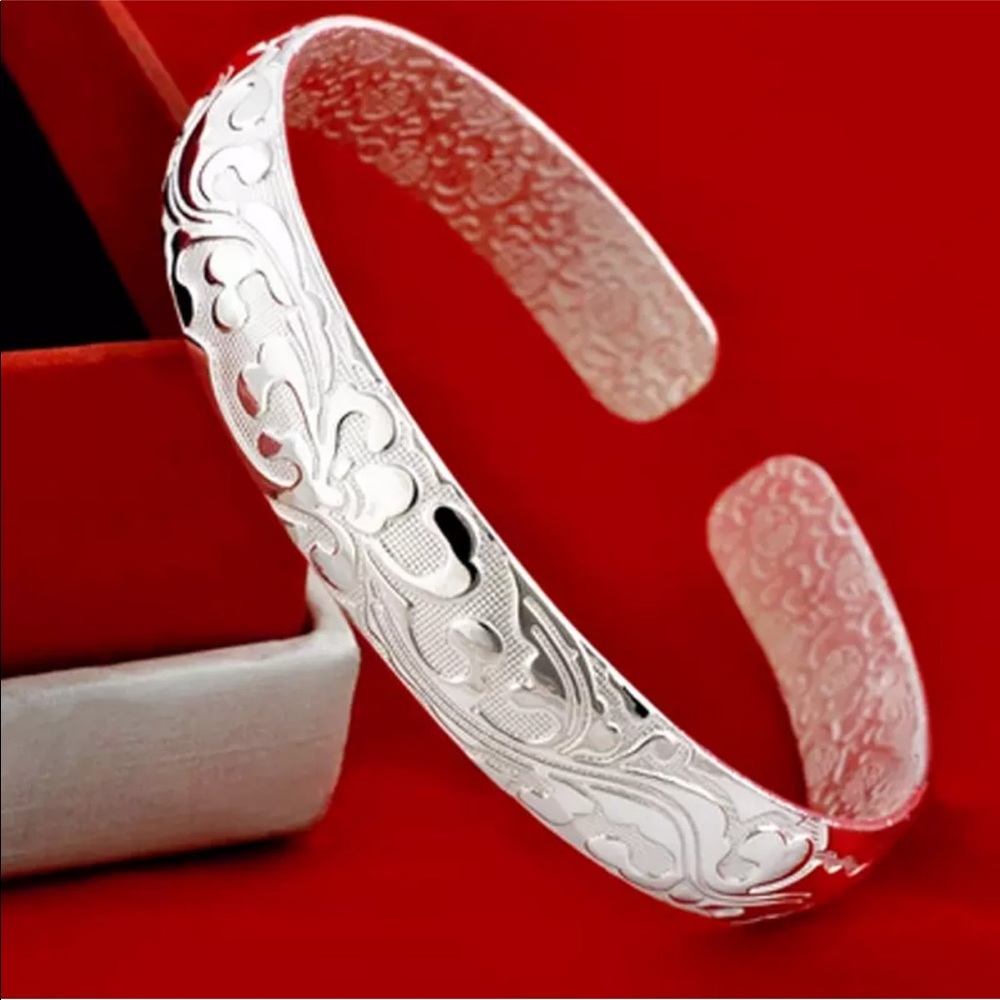 NWT Beautiful silver plated bracelet